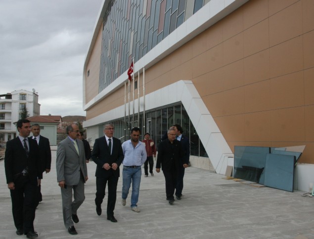 Vali Ataklı Kapalı Spor Salonunda incelemelerde bulundu