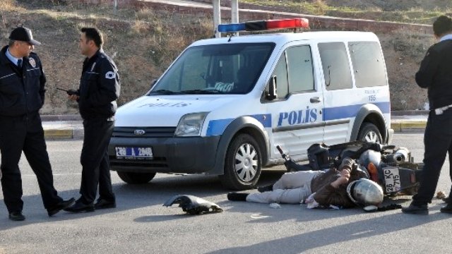 Polis Aracı ile Motosiklet Çarpıştı