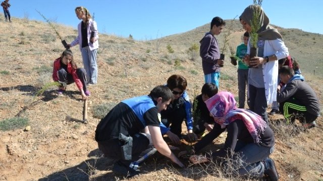 Polis, Orman Haftasını Çocuklarla Fidan Dikerek Kutladı