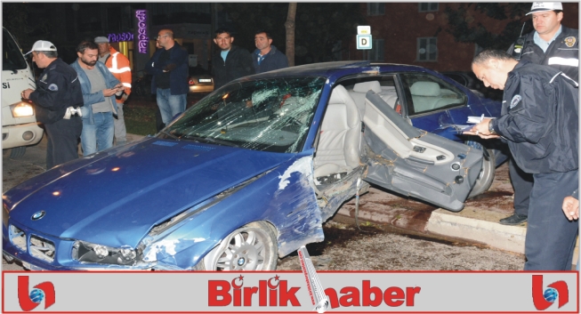 Refüje çıkan otomobil ağaçları yerinden söktü: 3 yaralı