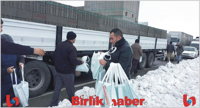 Aksaray Belediyesi, Yolda Mahsur Kalan Vatandaşlara Kumanya Dağıttı