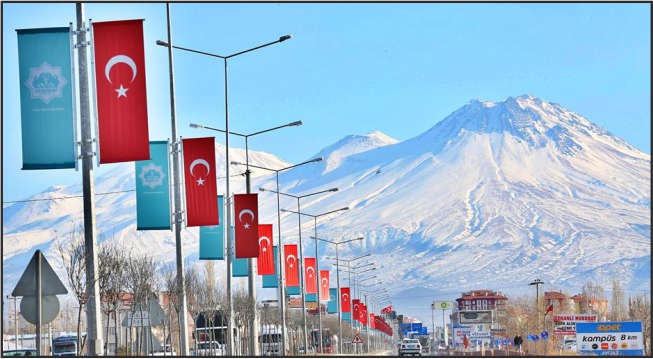 Aksaray Belediyesi, şehrin girişlerini ay yıldızlı Türk bayrakları ile güzelleştirdi