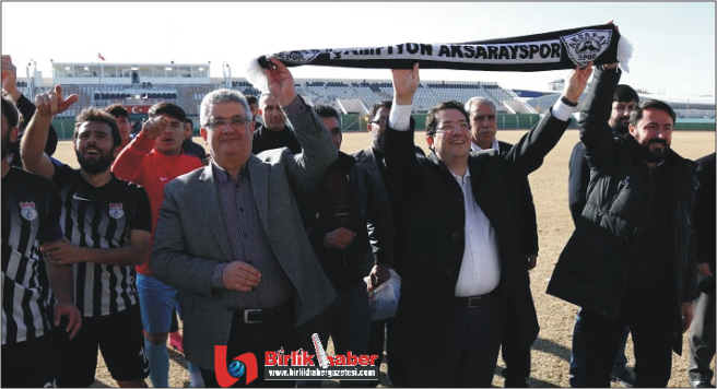 Vali ve Başkan, Sahaya İnerek Futbolcuları ve Taraftarları kutladı