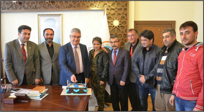 Aksaray Valisi Aykut Pekmez’e, Gazetecilerden doğum günü süprizi