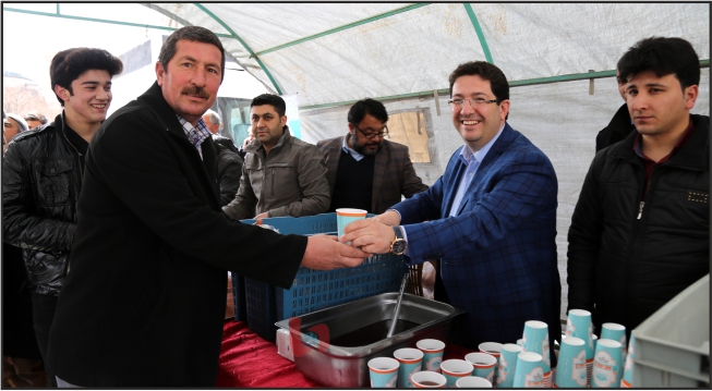 Başkan Yazgı, Vatandaşlara Üzüm Hoşafı ve Ekmek İkram Etti