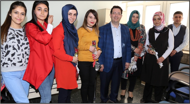 Başkan ve Eşi Belediye Personeline Çiçek Verdi