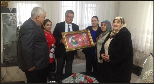 Vali Pekmez ve eşi Yeşim Pekmez hanımefendi şehit ailesini ziyaret etti