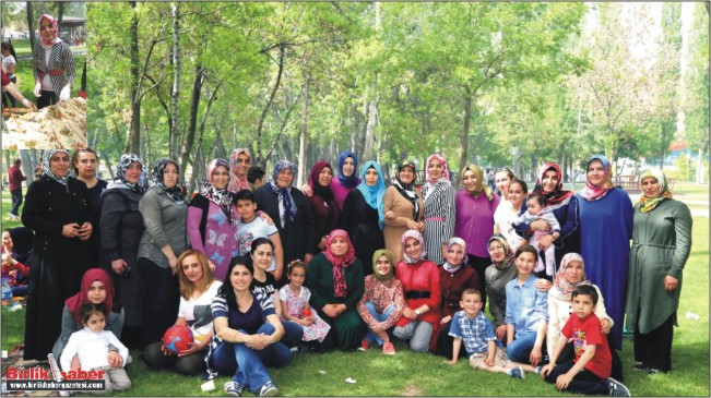 Ak Kadınlar, Anneler Günü ve Referandum Başarısını Kutladılar