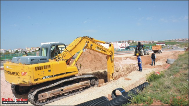 TOKİ-Akin Köyü Yol Kavşağına Yağmur Suyu Borusu Döşeniyor