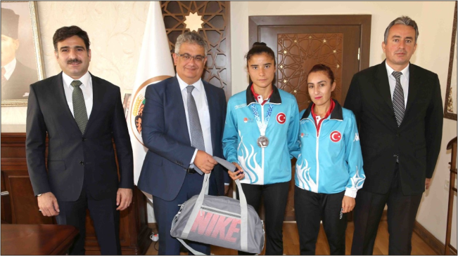 Vali Aykut Pekmez’den şampiyon sporcuya altın ödülü