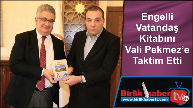 Engelli Vatandaş Kitabını Vali Pekmez’e Taktim Etti