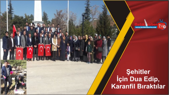Şehitler İçin Dua Edip, Karanfil Bıraktılar