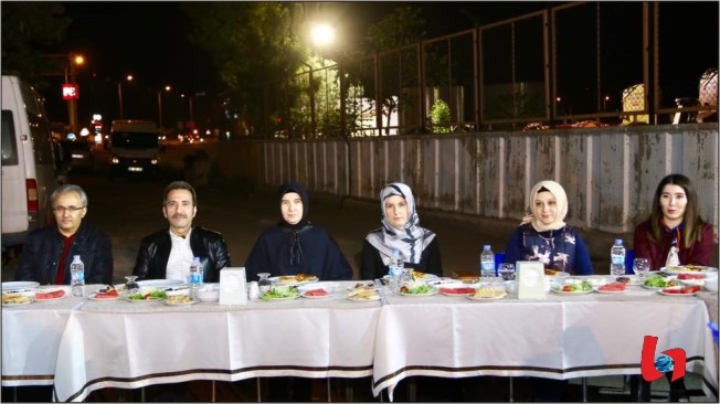 Aksaray protokolü polis kontrol noktasında sahur yaptı