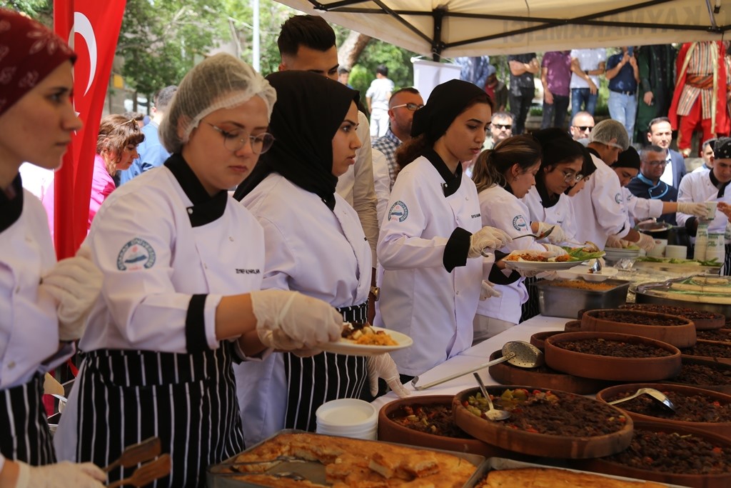 Gastronomi Şenliğinde 100 Öğrenci 11 Farklı Yemek Hazırladı