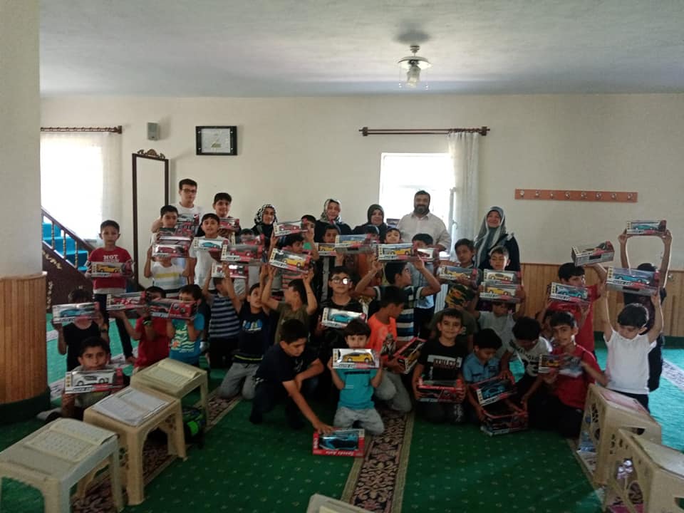 AK Kadınlar Çocukların Yüzünü Güldürdü