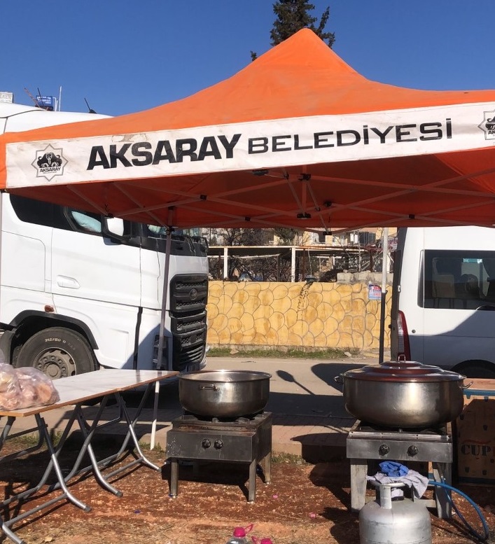 Aksaray Belediyesi Deprem Bölgesinde Sıcak Yemek İkramında Bulunuyor