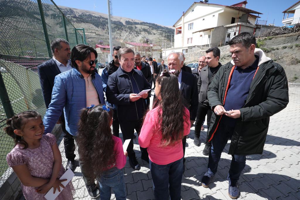 Aksaray Valisi Hamza Aydoğdu Bayramı deprem bölgesinde geçiriyor
