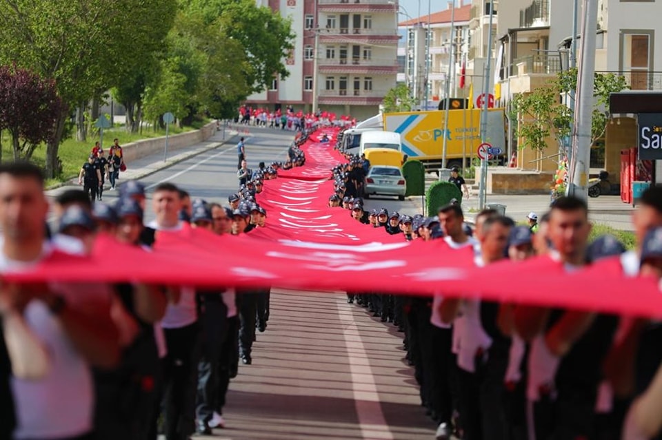 Aksaray’da 550 metrelik Türk Bayrağı renkli görüntülere sahne oldu