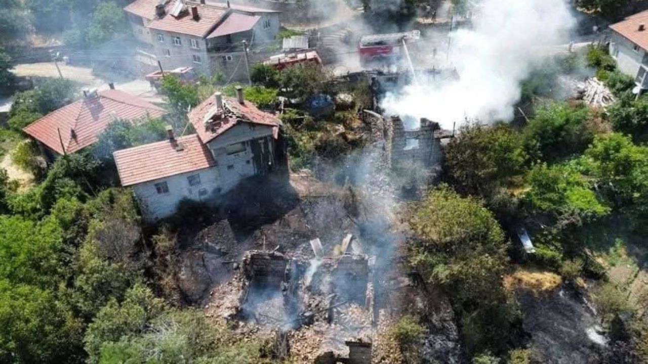 Akseki’de yangın evlere sıçradı: 3 ev zarar gördü
