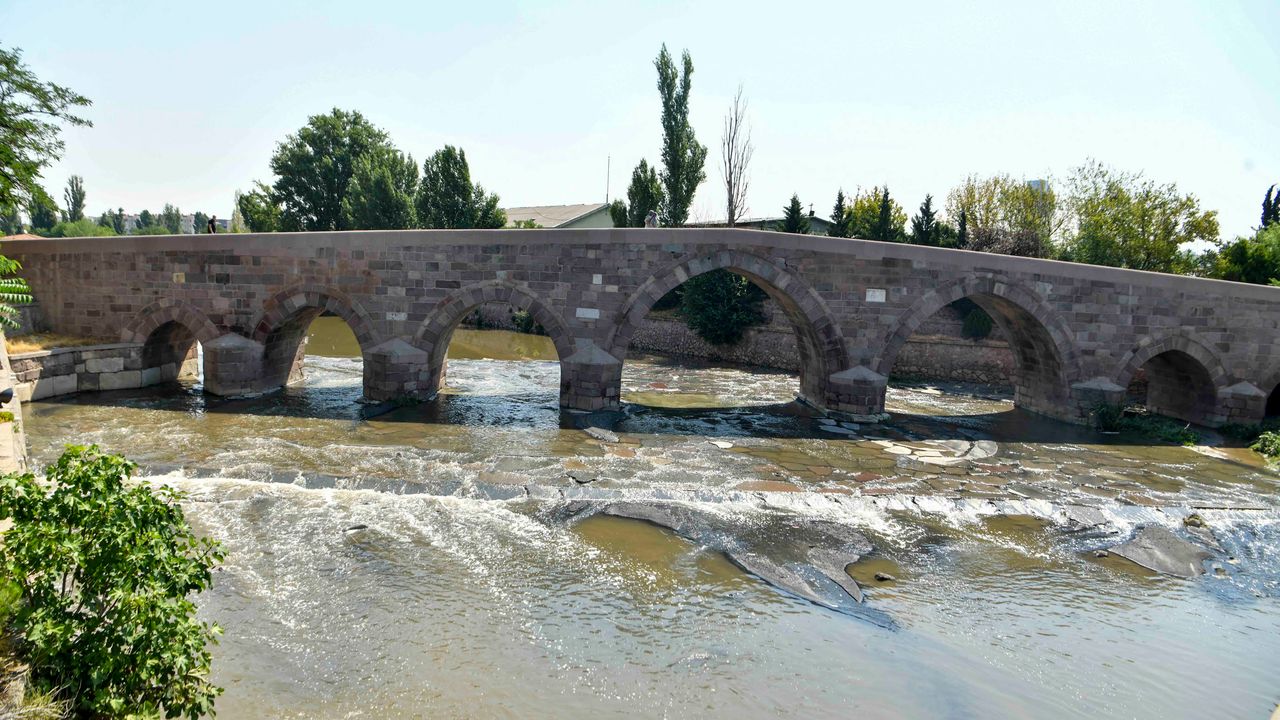 Tarihinde ilk kez taştı: Ankara Çayı alarm veriyor