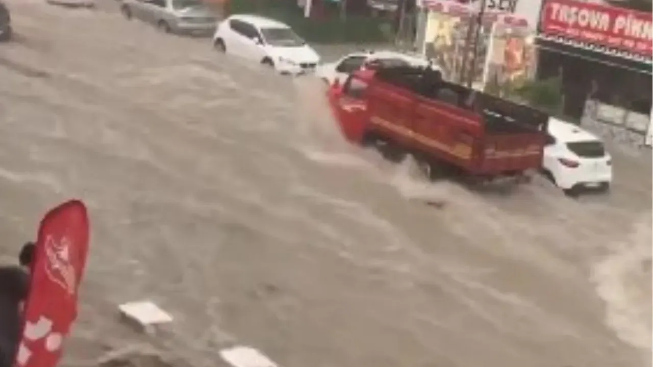 Ankara sağanak yağışa teslim oldu: Alt geçitleri sel bastı, çatılar uçtu