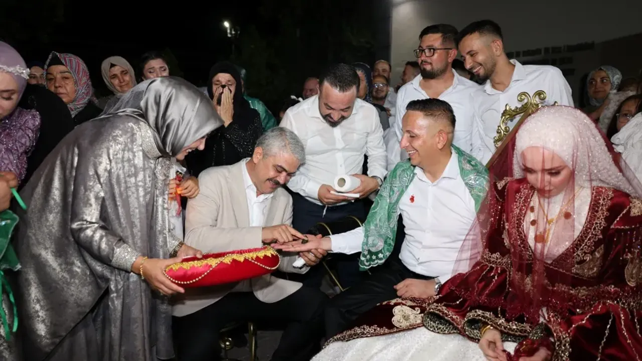 Pozantı Belediye Başkanı Avan’dan personeline anlamlı jest: Kınayı kendi elleriyle yaktı