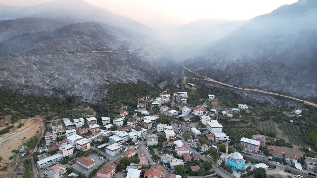 Türkiye’nin ciğerleri yandı: Çamla bezeli ormanlık alandan geriye kül yığınları kaldı