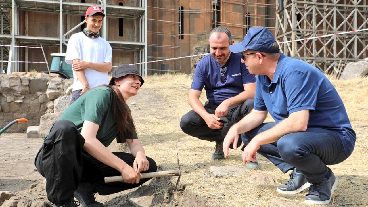 Kars Valisi Ziya Polat, Ani Örenyeri’ndeki kazı çalışmalarını yerinde inceledi