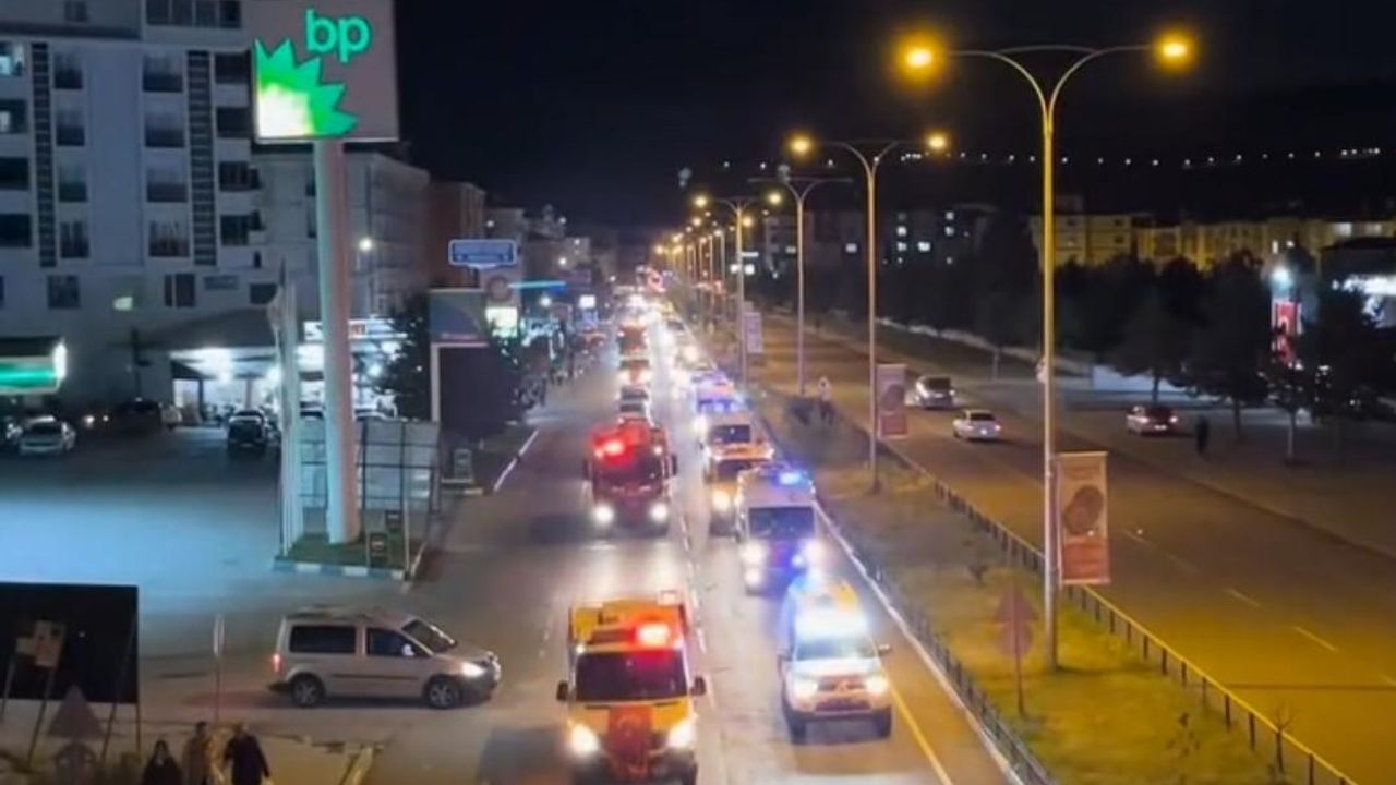 Kars’ta “Zaferin Adı Türkiye” temalı araç korteji düzenlendi