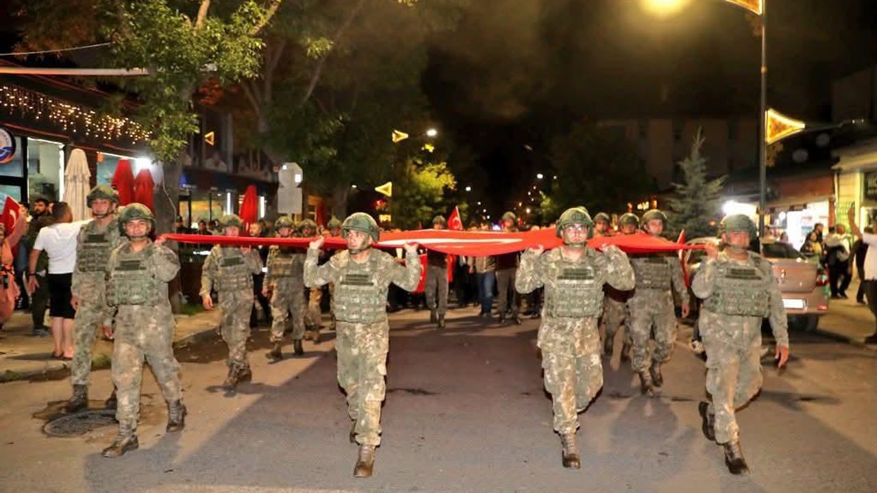 Kars’ta “Zaferin Adı Türkiye” temalı bayraklı yürüyüşe büyük katılım