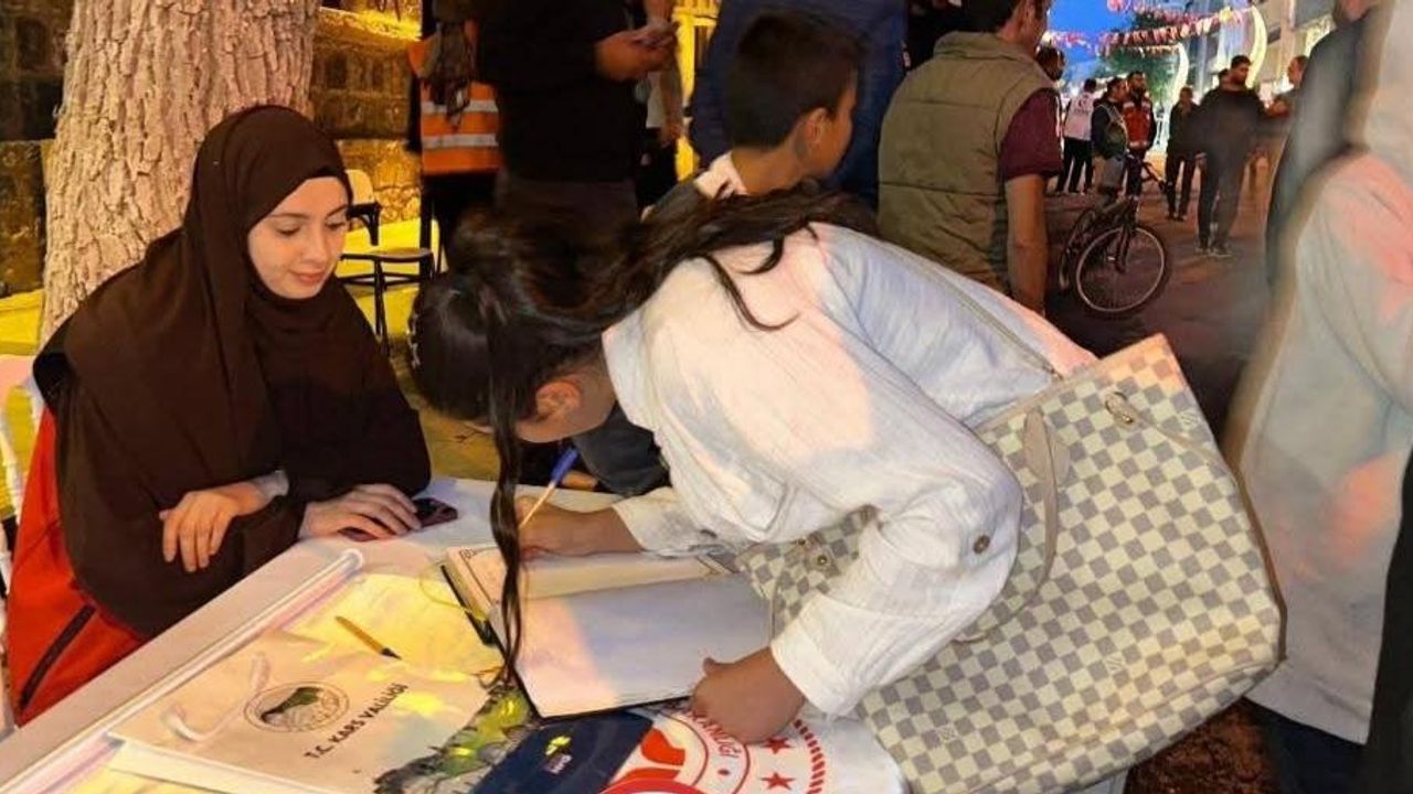 Kars’ta 15 Temmuz günü anı defteri stantları kuruldu