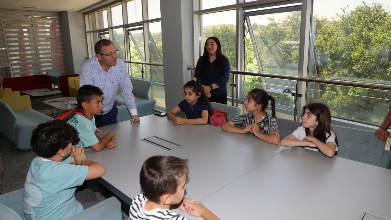 Kars Valisi Ziya Polat, Gençlik Merkezi’nde gençlerle buluştu