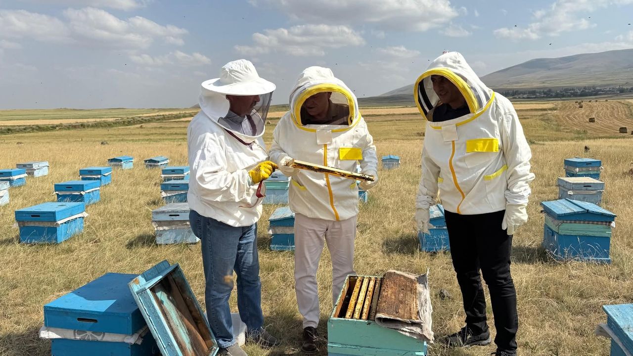 Kars Valisi Ziya Polat, bal sezonunun bereketli geçmesi temennisinde bulundu