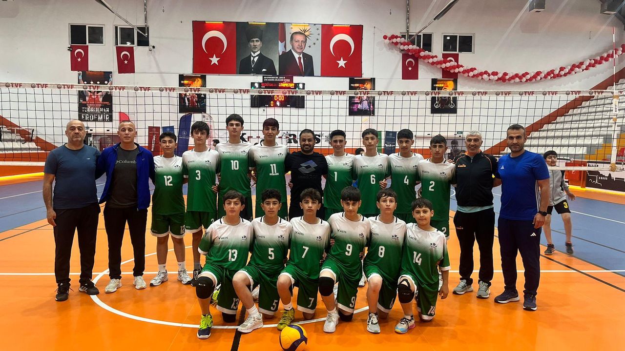 Kars’ta voleybol heyecanı: Anadolu Yıldızlar Ligi’nde öğrenciler yarı finale yükseldi