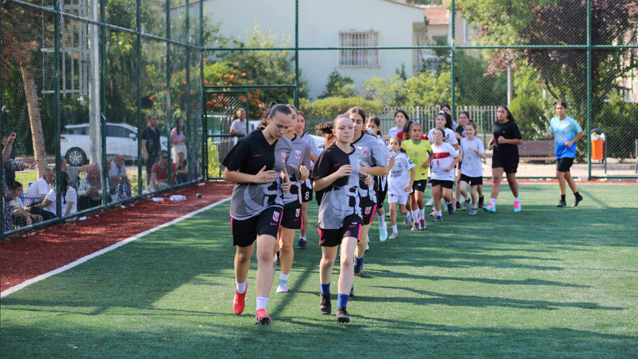 Ankara Büyükşehir Belediyesi’nden ücretsiz kız futbol okulu