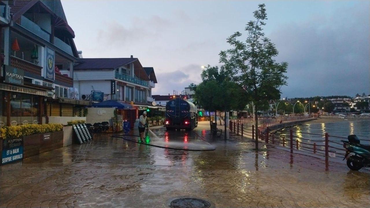 Kocaeli Büyükşehir’den dev temizlik harekâtı; Kandıra sahillerinde 992 ton çöp toplandı