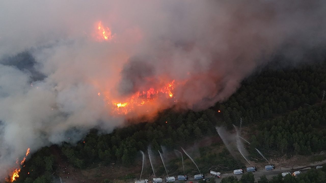 Karabük’te orman yangını 2. gününde: 4 mahalle ve 1 köy tahliye edildi