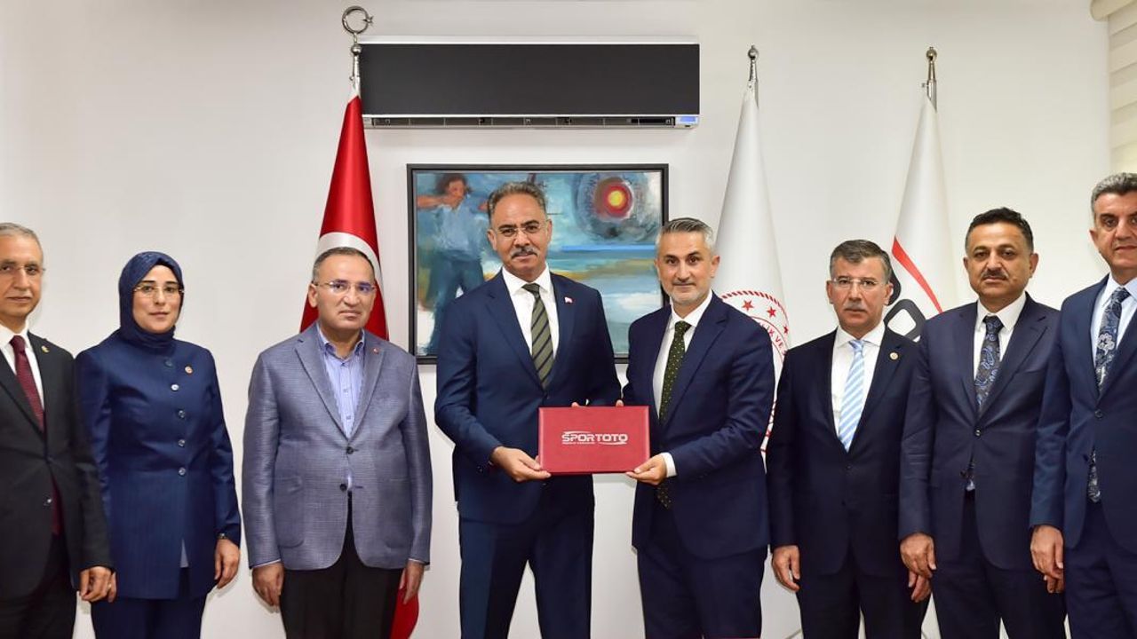 Şanlıurfa’ya dev gençlik yatırımı: Eyyübiye’de 20 saha İçin İmzalar Atıldı