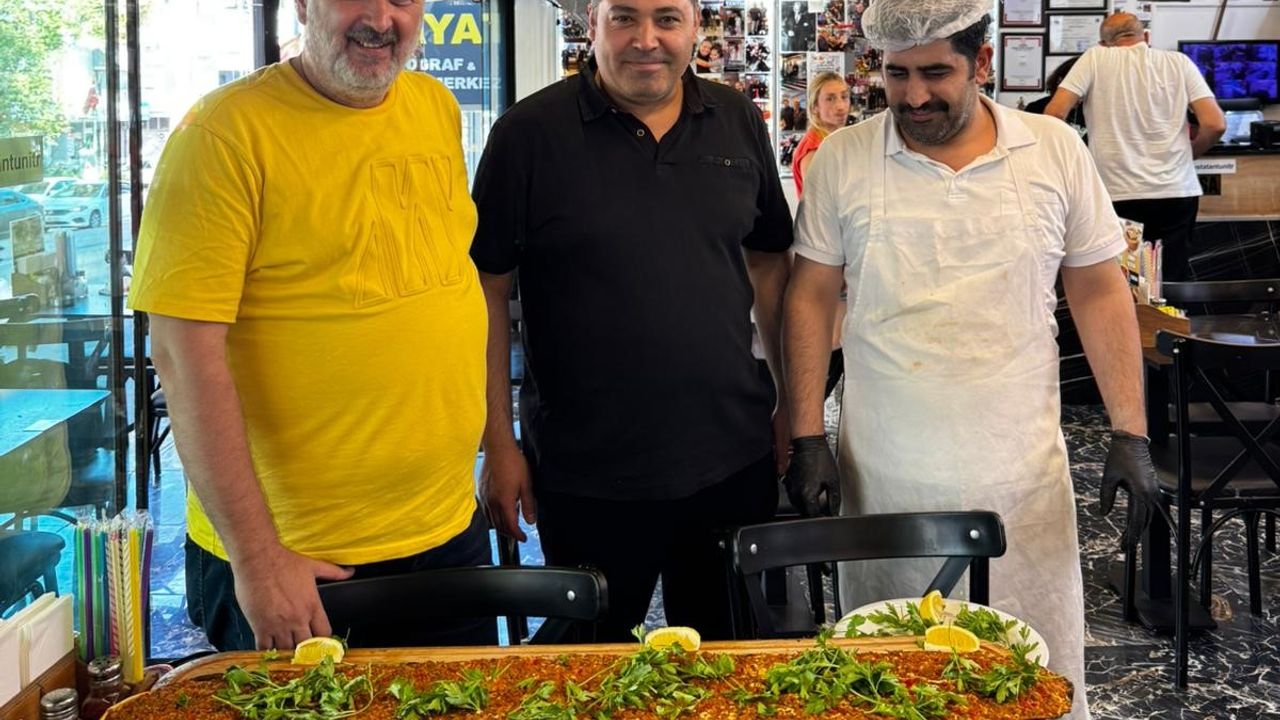 Veli Usta’dan dev hamle: 104 cm’lik lahmacunla rekora koşuyor