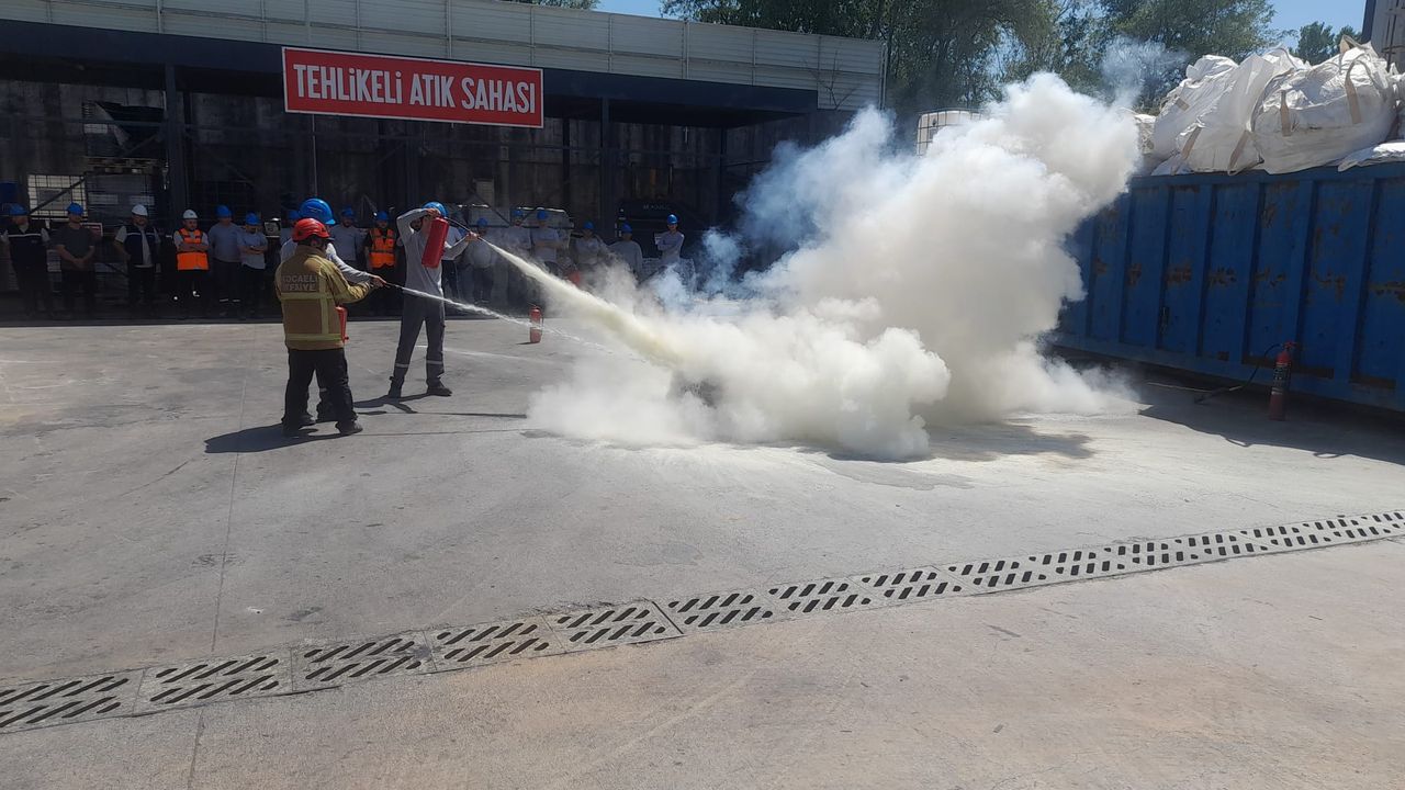 Kocaeli Büyükşehir, sanayi kuruluşlarına yangın eğitimi vermeye devam ediyor: Yangında doğru müdahale hayat kurtarır