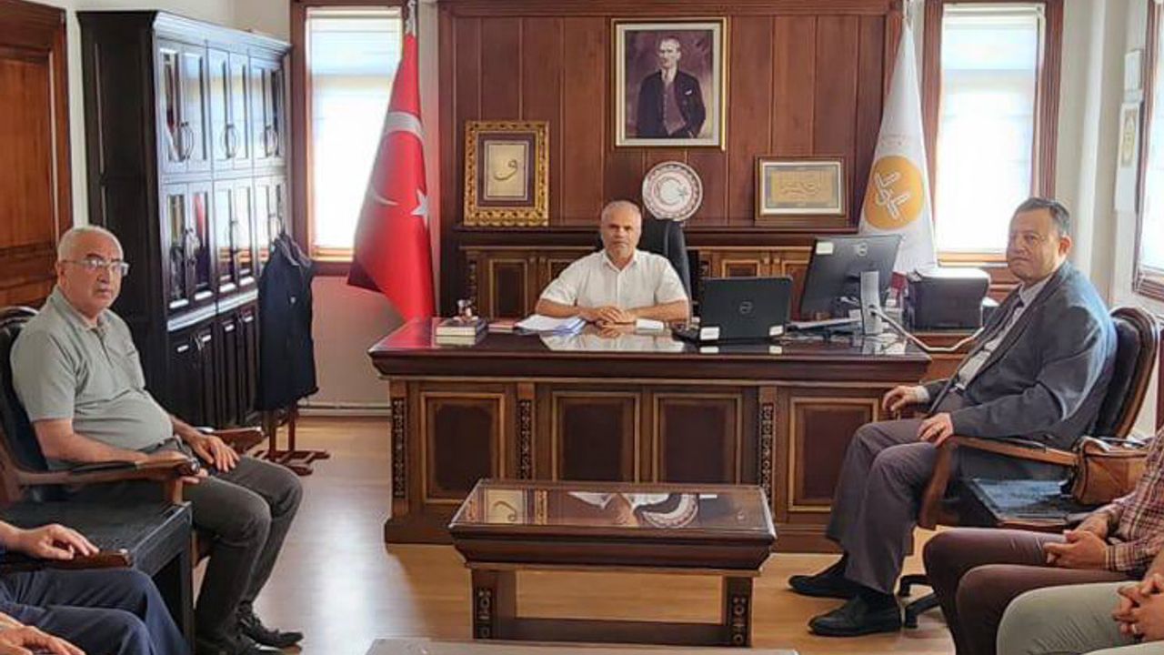 AK Parti İlçe Başkanı Halil Etili’den Müftü Süsün’e hayırlı olsun ziyareti