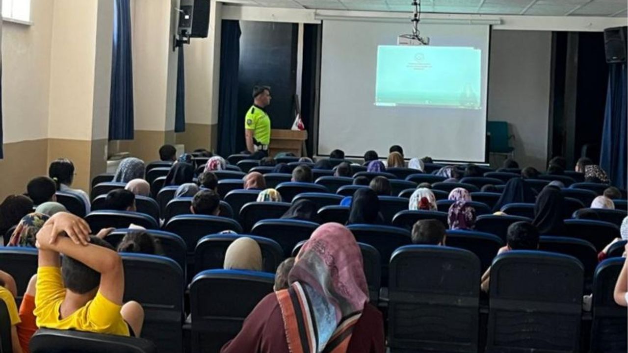 Kars’ta Kur’an kursu öğrencilerine trafik eğitimi verildi