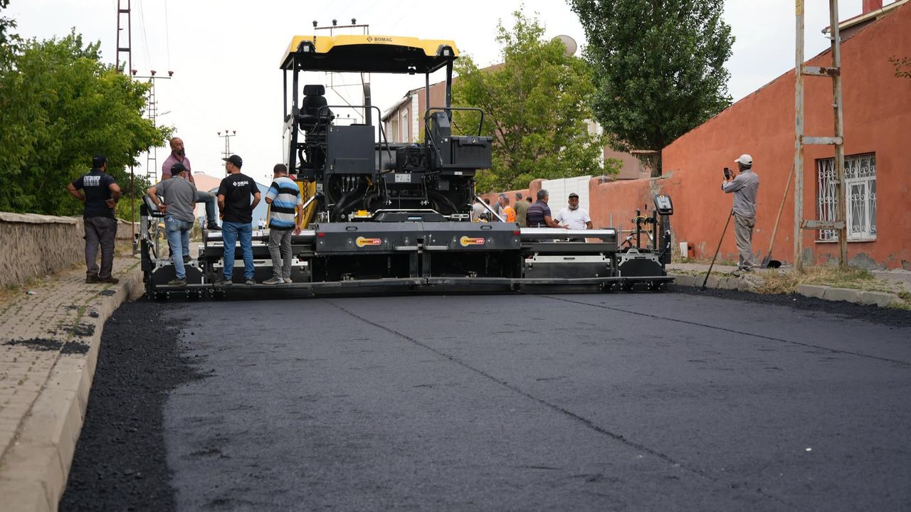 Kars Belediye Başkanı Ötügen Senger, asfalt çalışmalarını yerinde inceledi