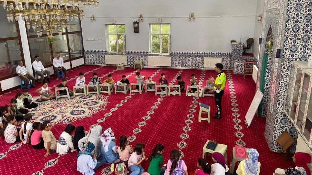 Akyaka’da yaz Kur’an kursu öğrencilerine trafik eğitimi