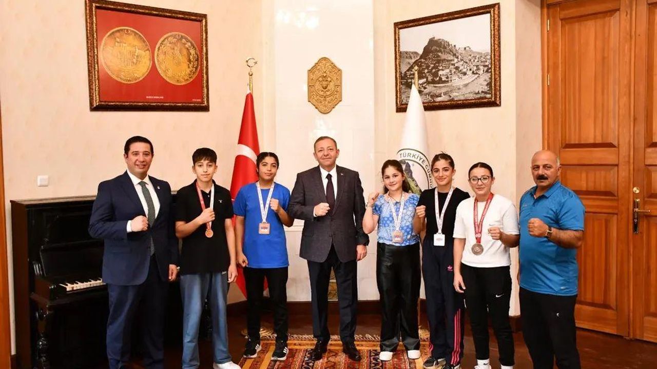 Kars Valisi Ziya Polat, Türkiye Şampiyonası’nda dereceye giren minik boksörleri makamında ağırladı