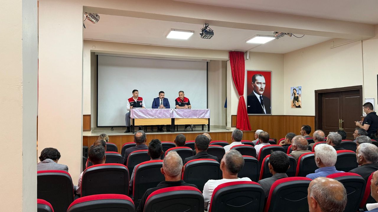 Arpaçay’da muhtarlara tarımsal bilgilendirme toplantısı düzenlendi