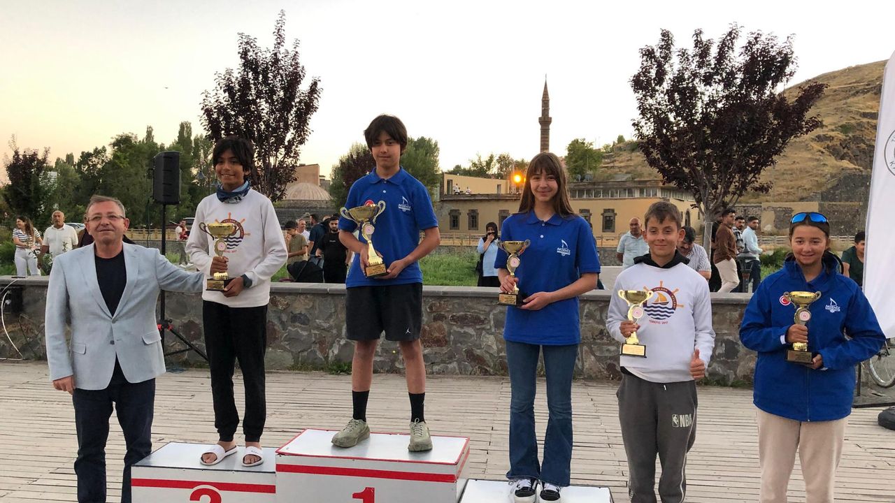 Vali Ziya Polat, Anadolu Yelken Ligi Kars Optimist Yarışları’nda dereceye giren sporculara ödüllerini verdi