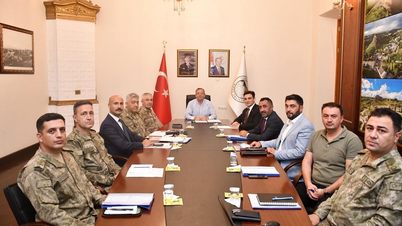 Kars’ta “Sınır Yolları Yapımı ve Bakımı” toplantısı gerçekleştirildi