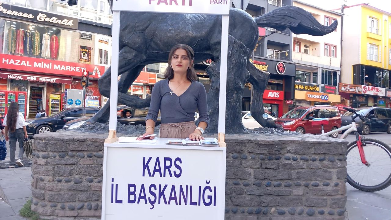 Anahtar Partisi Kars İl Gençlik Kolları’ndan bilgilendirme standı