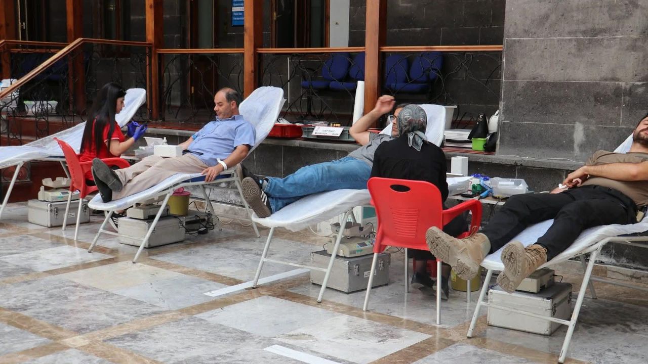 Kars Belediyesi personelinden Türk Kızılayı’nın kan bağışı kampanyasına destek